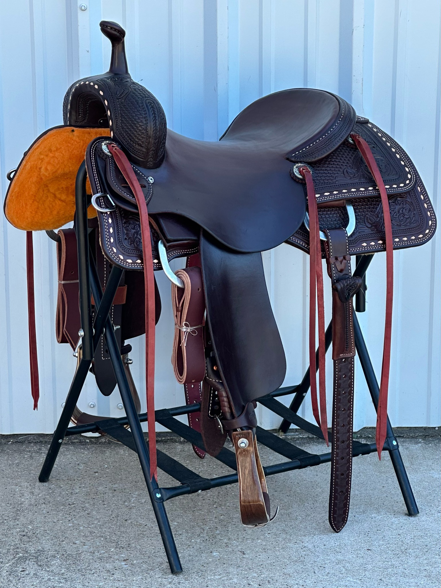 Robert Teskey Elite Cutting Horse Saddle with a 16 3/4- inch Slick Out Seat in Dark Oil with Tan Buckstitch