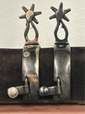 Men’S Western Spurs In Polished Steel With Howling Coyote Moon Trim On A Width Band And Teardrop Shape Shanks With 6 Point Rowels